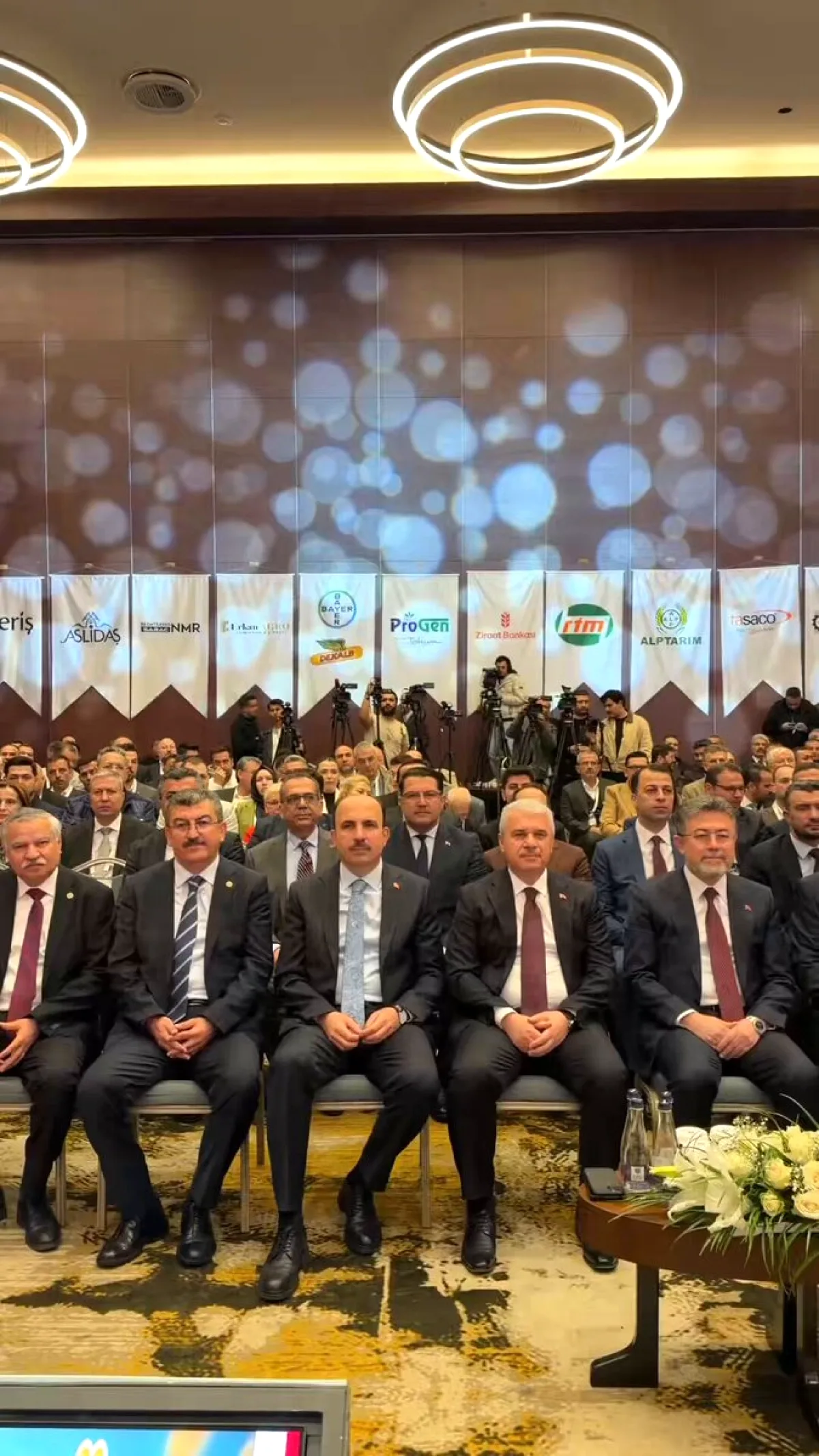 Konya'da Hububat Kongresi Açılışı: Bakan Yumaklı ve Bakan Yardımcısı Gürcan Sahnedeydi Konya'da Hububat Kongresi Açılışı: Bakan Yumaklı ve Bakan Yardımcısı Gürcan Sahnedeydi