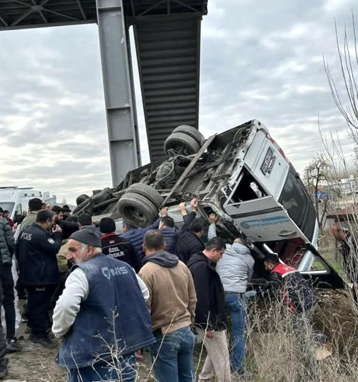 Kahramankazan'da Otobüs Kazası: 4 Kişi Hayatını Kaybetti Kahramankazan'da Otobüs Kazası: 4 Kişi Hayatını Kaybetti