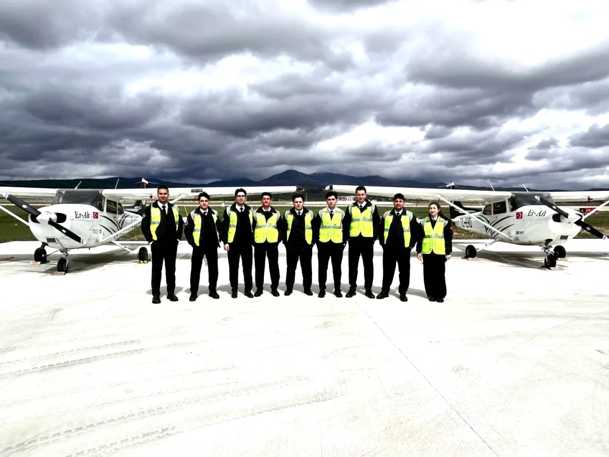 İstanbul Aydın Üniversitesi Öğrencileri Uşak'ta Pilotluk Eğitimlerine Başladı İstanbul Aydın Üniversitesi Öğrencileri Uşak'ta Pilotluk Eğitimlerine Başladı