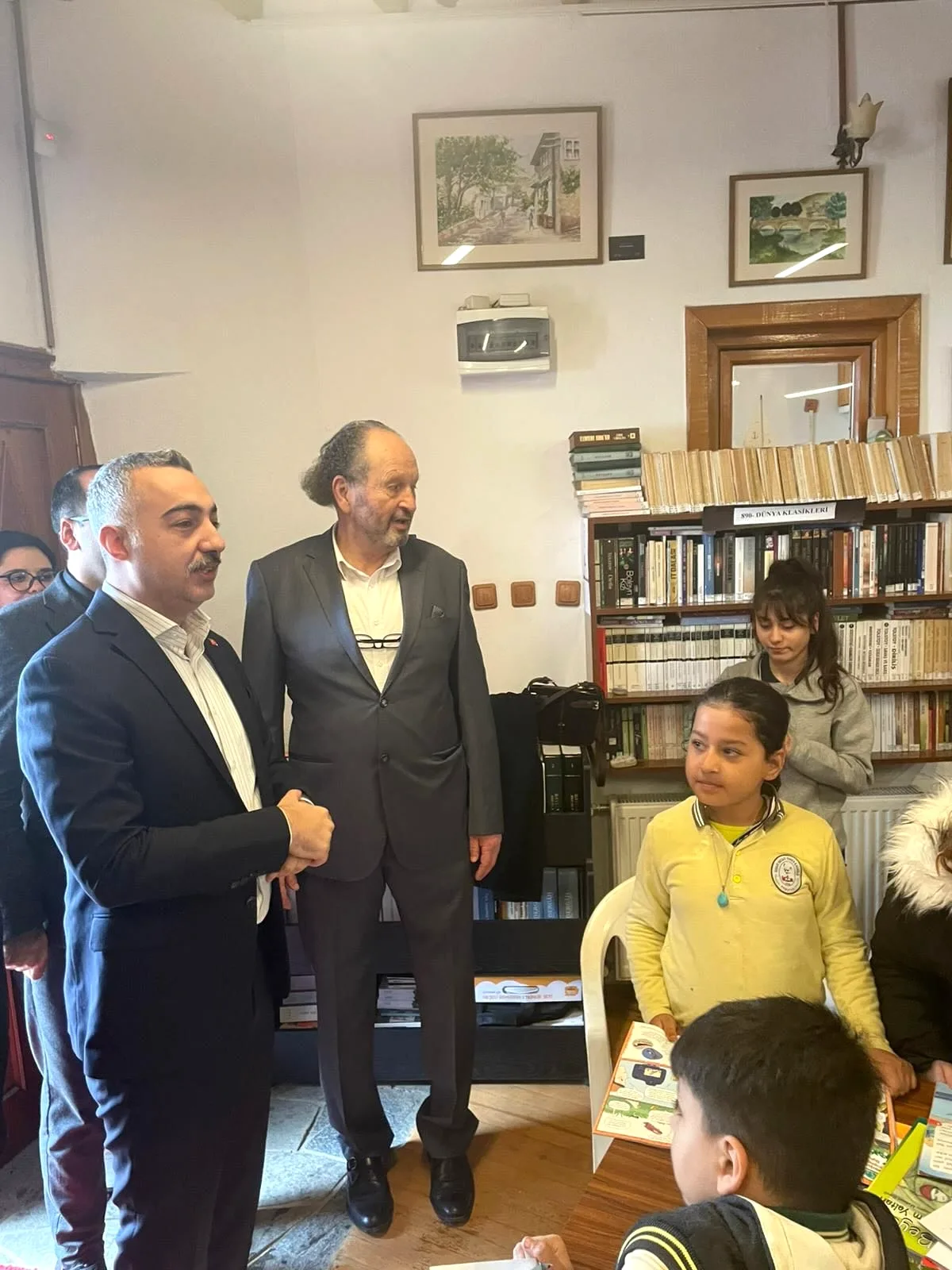 Armutlu Kaymakamı Erinç Demir Bey, Kütüphane Haftası'nda Mustafa Rıza Bey Kütüphanesi'ni Ziyaret Etti Armutlu Kaymakamı Erinç Demir Bey, Kütüphane Haftası'nda Mustafa Rıza Bey Kütüphanesi'ni Ziyaret Etti
