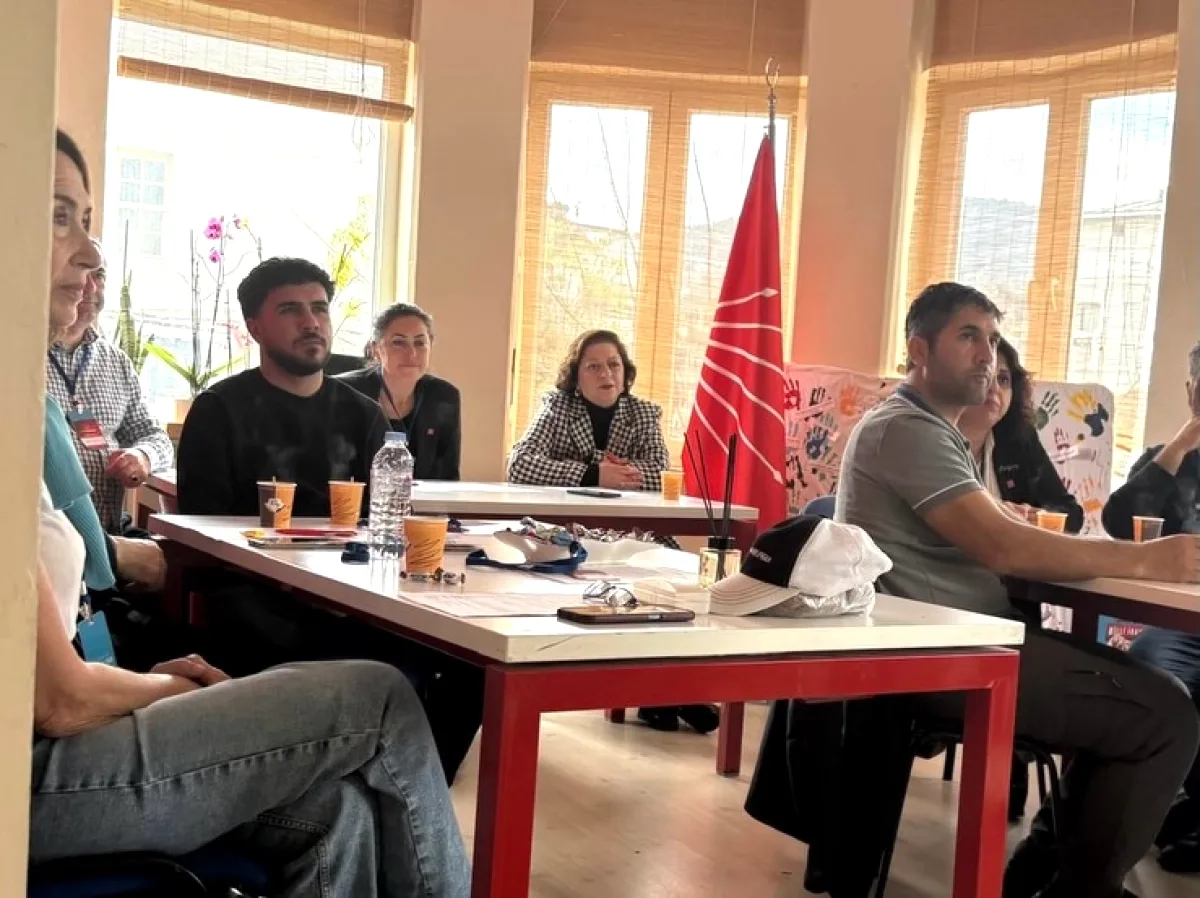 CHP Adalar Gençlik Kolları Parti Okulu'nda Eğitim Seferberliği CHP Adalar Gençlik Kolları Parti Okulu'nda Eğitim Seferberliği