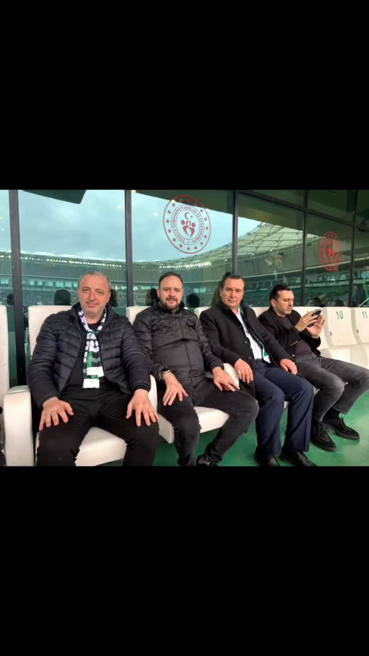 Saadet Partili yöneticiler Bursaspor-Mardinspor maçını birlikte izledi Saadet Partili yöneticiler Bursaspor-Mardinspor maçını birlikte izledi