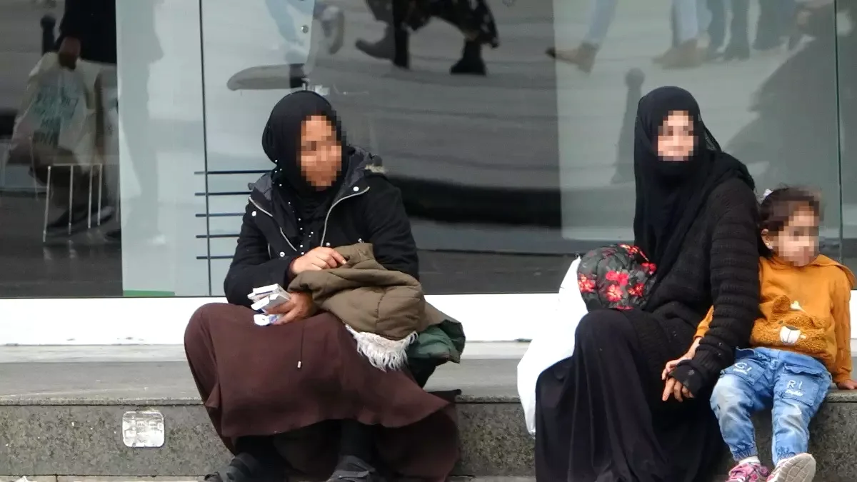 Gaziantep'te Dilencilik Operasyonu: 13 Kişi Yakalandı Gaziantep'te Dilencilik Operasyonu: 13 Kişi Yakalandı