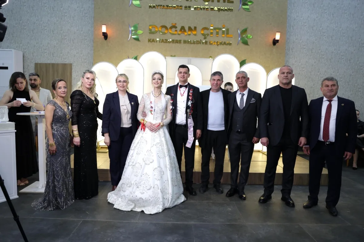 Altınova Başkanı Fazlaca, Buse-Yiğit Çiftinin Düğününde Altınova Başkanı Fazlaca, Buse-Yiğit Çiftinin Düğününde