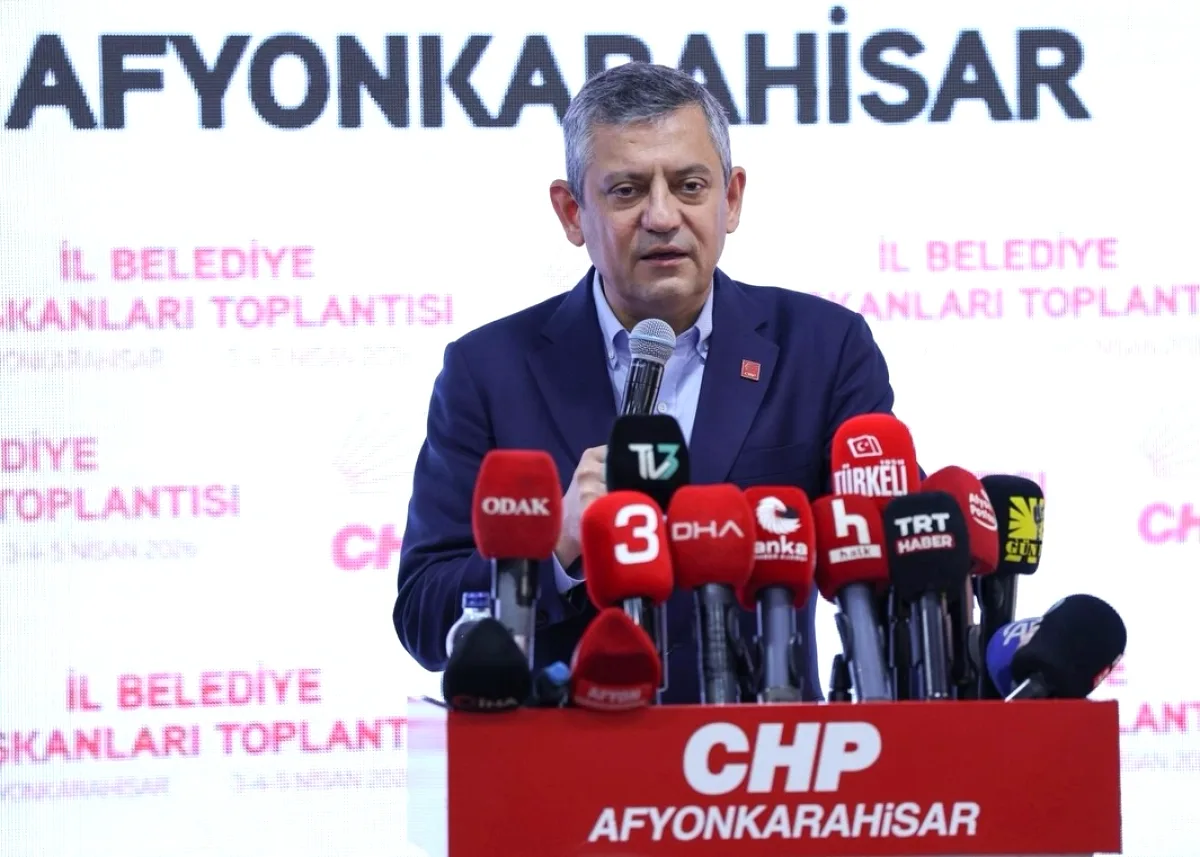 CHP Lideri Özgür Özel ve Başkan Burcu Köksal Afyonkarahisar'da İl Belediye Başkanları Toplantısı Düzenledi CHP Lideri Özgür Özel ve Başkan Burcu Köksal Afyonkarahisar'da İl Belediye Başkanları Toplantısı Düzenledi