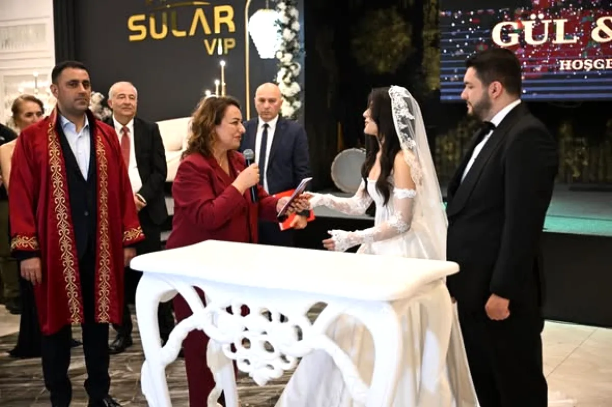 CHP'li Şevkin, Karataş'taki Düğün Töreninde Genç Çifti Kutladı CHP'li Şevkin, Karataş'taki Düğün Töreninde Genç Çifti Kutladı