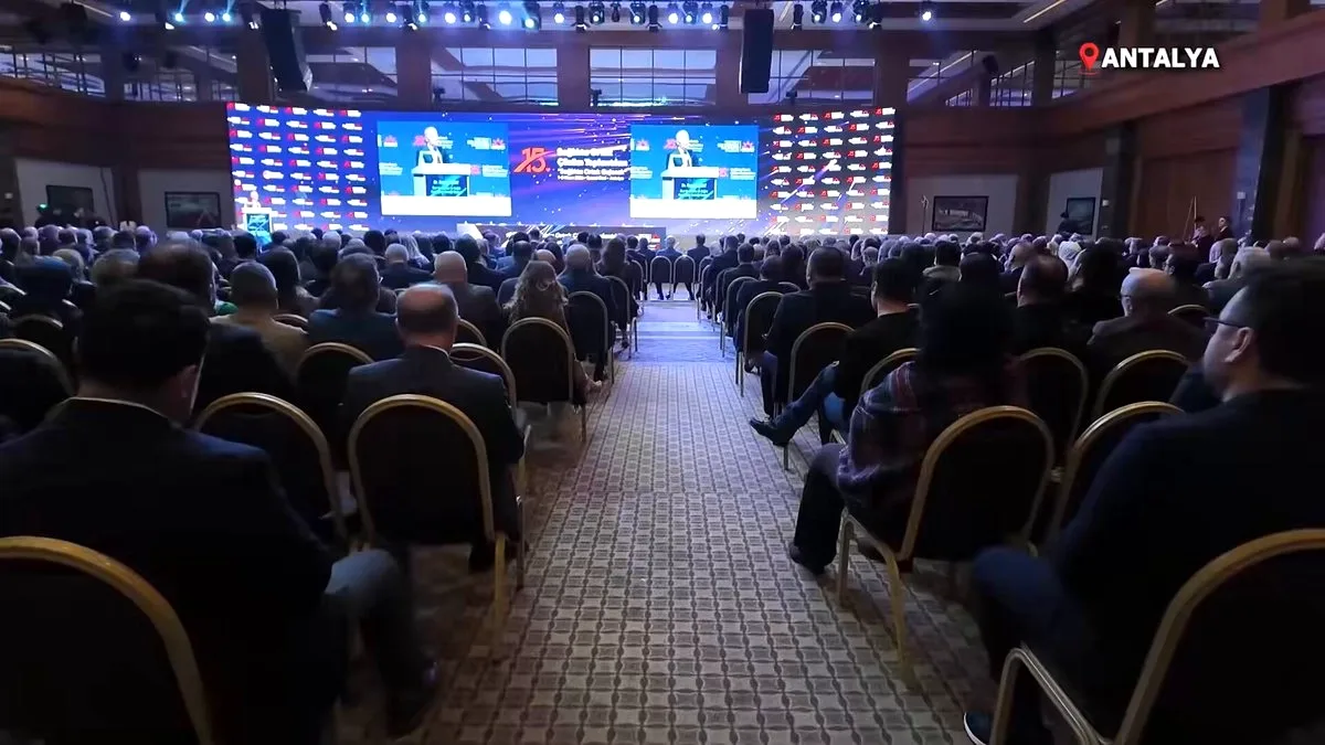 Sağlık Bakanı Memişoğlu: 'Bir Bütünüz, Bu Ailenin Bakanıyım' Sağlık Bakanı Memişoğlu: 'Bir Bütünüz, Bu Ailenin Bakanıyım'
