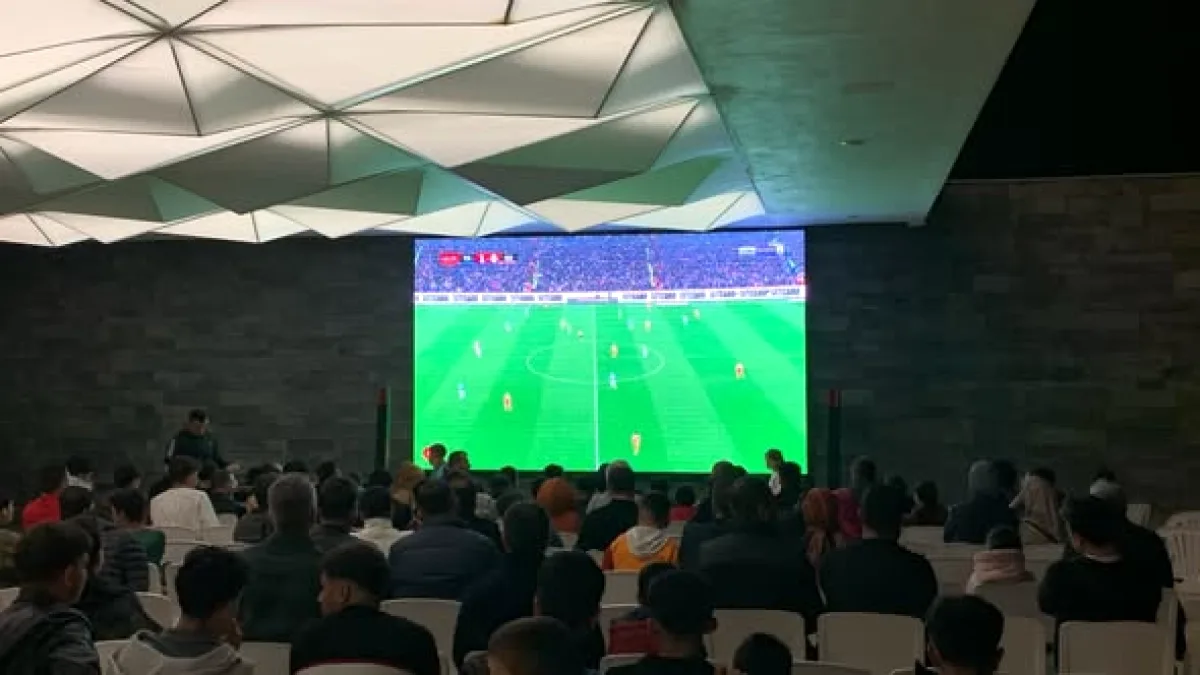 Sarıçam'da Dev Ekranda Derbi Coşkusu: Dostluk ve Heyecan Buluştu Sarıçam'da Dev Ekranda Derbi Coşkusu: Dostluk ve Heyecan Buluştu