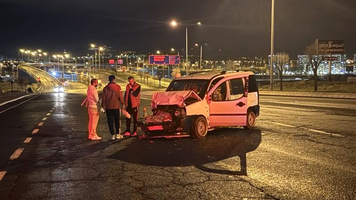 Kayseri'de Minibüs Kazası: 1'i Bebek 6 Yaralı Kayseri'de Minibüs Kazası: 1'i Bebek 6 Yaralı