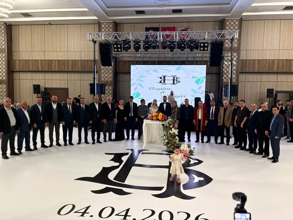 CHP’li Yöneticiler, Nizip’teki Nikâh Töreninde Genç Çifti Kutladı CHP’li Yöneticiler, Nizip’teki Nikâh Töreninde Genç Çifti Kutladı