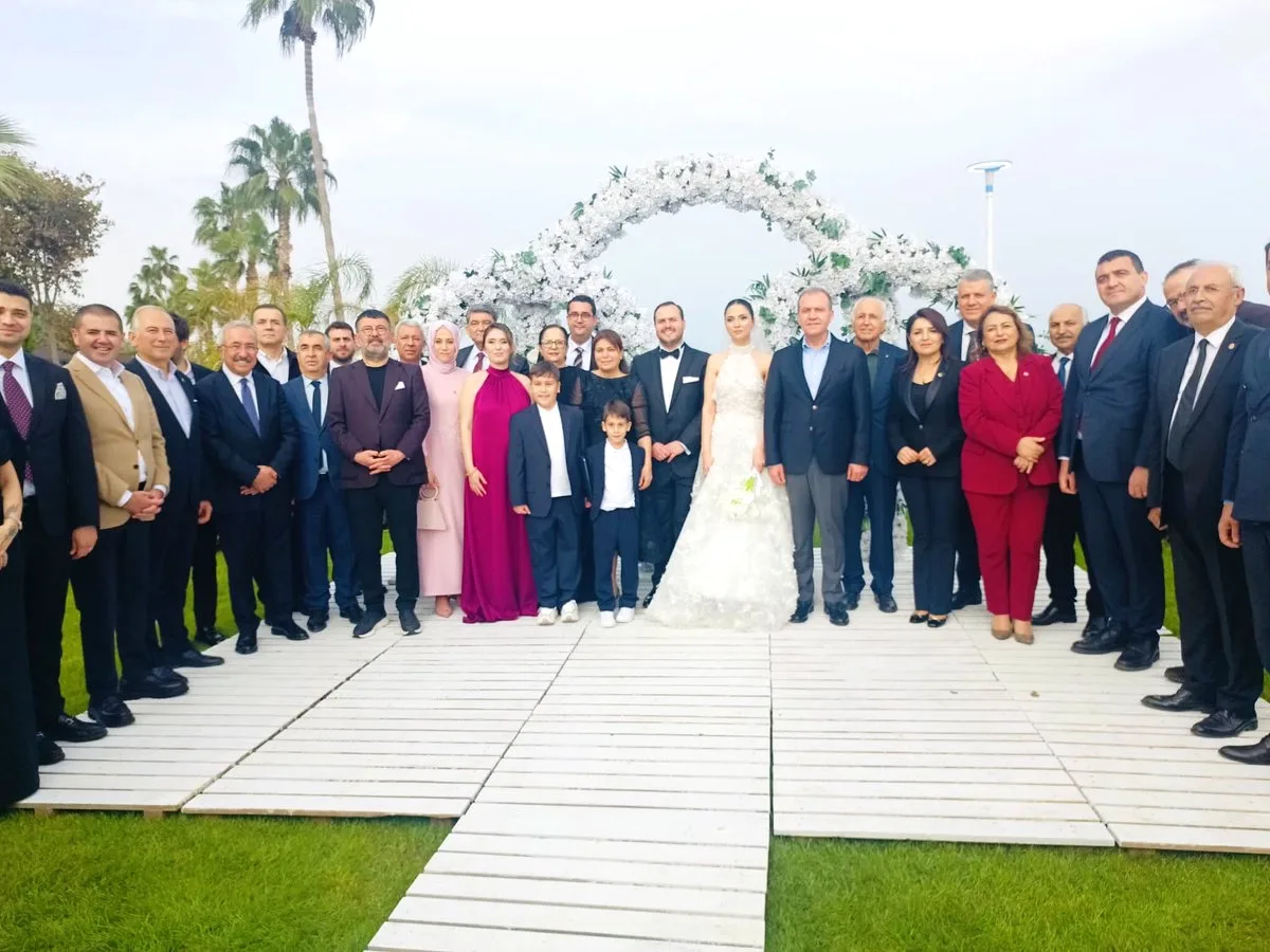 Mersin'de Düğün Coşkusu: Vahap Seçer Nikah Kıydı Mersin'de Düğün Coşkusu: Vahap Seçer Nikah Kıydı