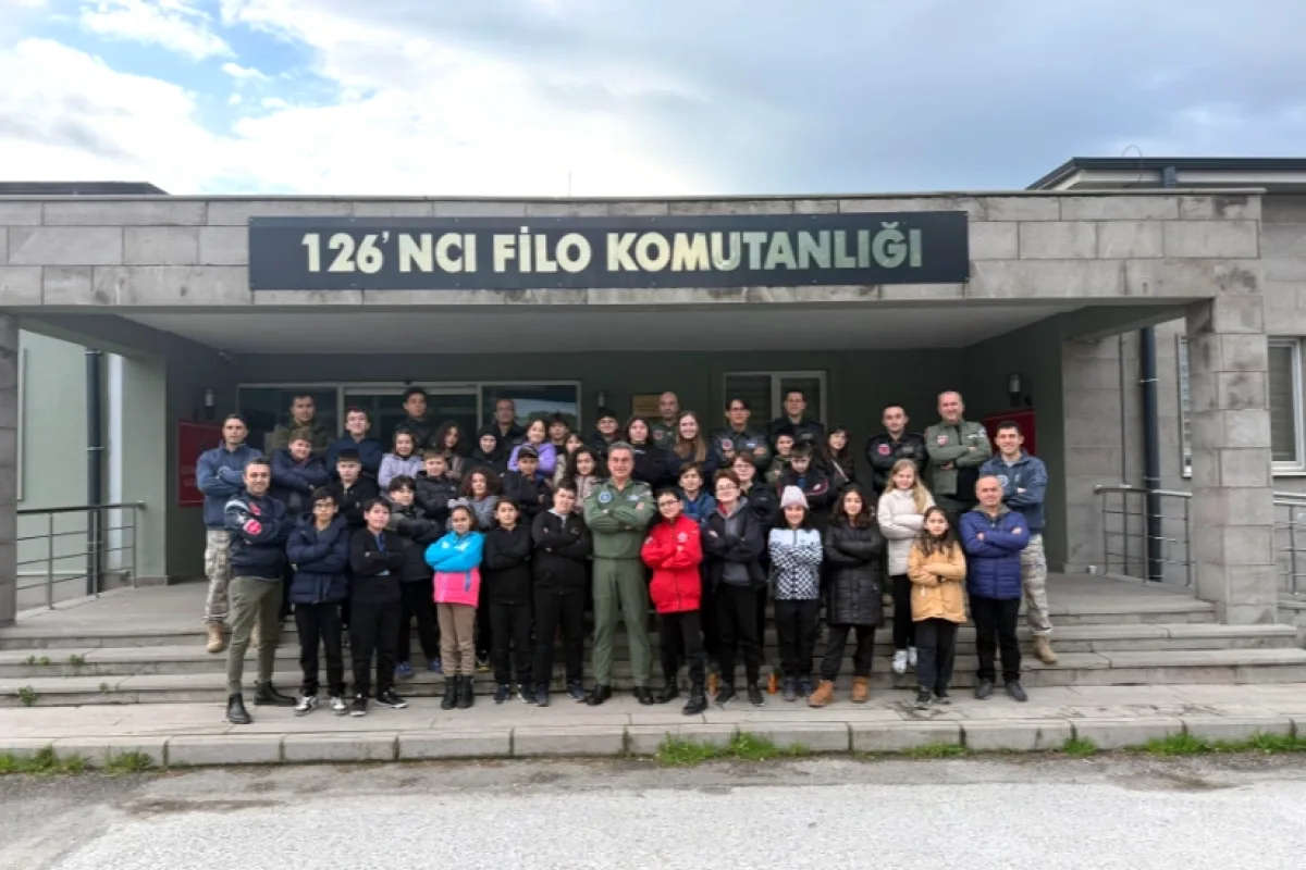 Yalova'da Öğrenciler Mehmetçikle Buluştu: Savaş Uçaklarını Yakından Gördüler Yalova'da Öğrenciler Mehmetçikle Buluştu: Savaş Uçaklarını Yakından Gördüler