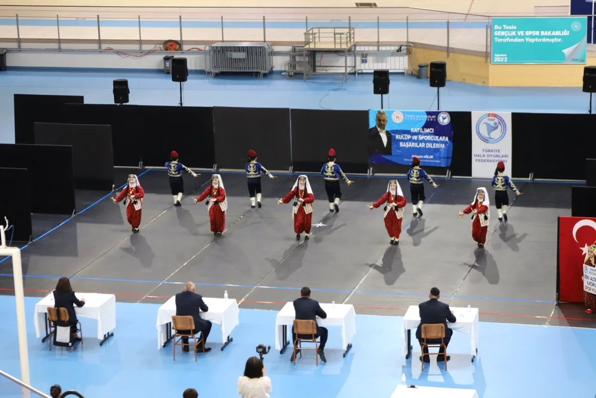 Konya'da Renkli Halk Oyunları Şöleni Başladı Konya'da Renkli Halk Oyunları Şöleni Başladı