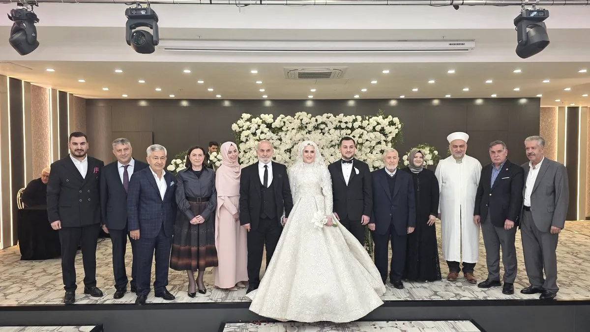 Eski Bakan Fatma Güldemet Sarı, Adanalı Genç Çiftin Nikahına Şahitlik Etti Eski Bakan Fatma Güldemet Sarı, Adanalı Genç Çiftin Nikahına Şahitlik Etti
