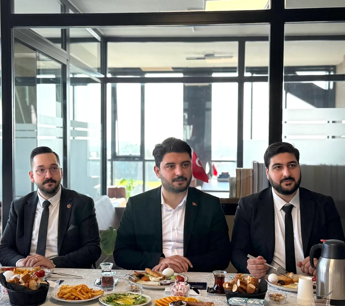 Küçükçekmece'de Genç Avukatlarla Kahvaltı Buluşması Küçükçekmece'de Genç Avukatlarla Kahvaltı Buluşması