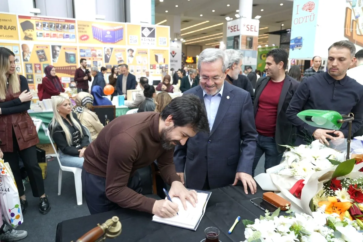 Necdet Ünüvar Ankara Kitap Fuarı'nda Kitapseverlerle Buluştu Necdet Ünüvar Ankara Kitap Fuarı'nda Kitapseverlerle Buluştu