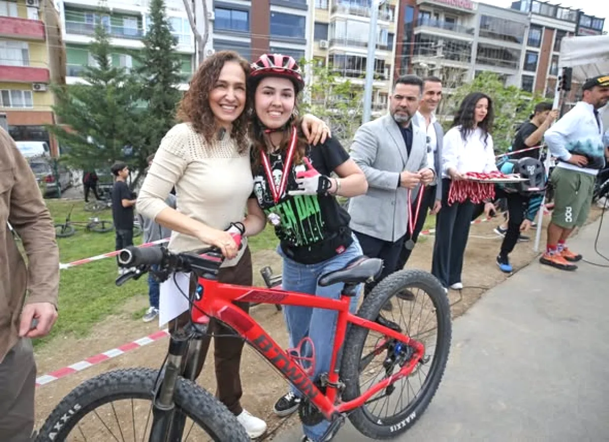 Karşıyaka'da Pump Track Heyecanı: 60 Sporcu Yarıştı Karşıyaka'da Pump Track Heyecanı: 60 Sporcu Yarıştı