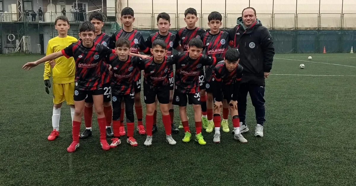 Kerem Çavuş Çiftlikköy Belediyespor'u Zirveye Taşıdı: U13'te 2-1'lik Galibiyet Kerem Çavuş Çiftlikköy Belediyespor'u Zirveye Taşıdı: U13'te 2-1'lik Galibiyet
