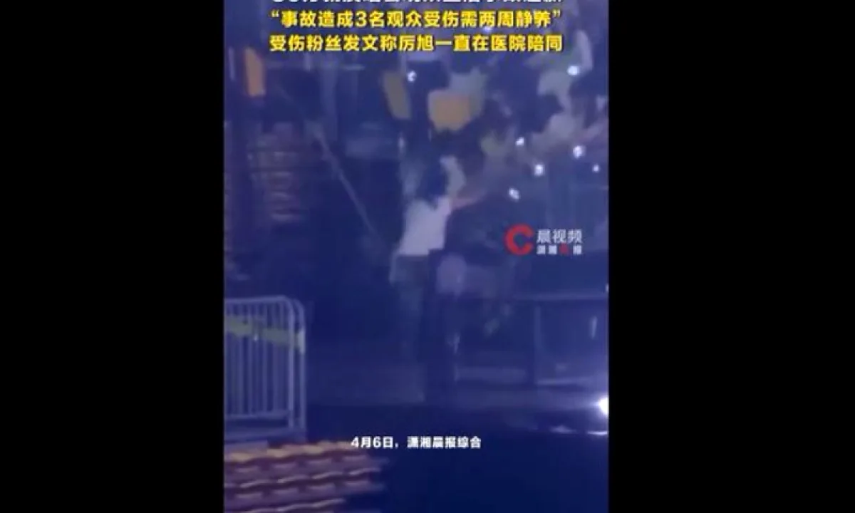 Seul'de K-Pop Fırtınası: SuperJunior Konserinde Sahne Bariyeri Çöktü, 3 Hayran Yaralı Seul'de K-Pop Fırtınası: SuperJunior Konserinde Sahne Bariyeri Çöktü, 3 Hayran Yaralı