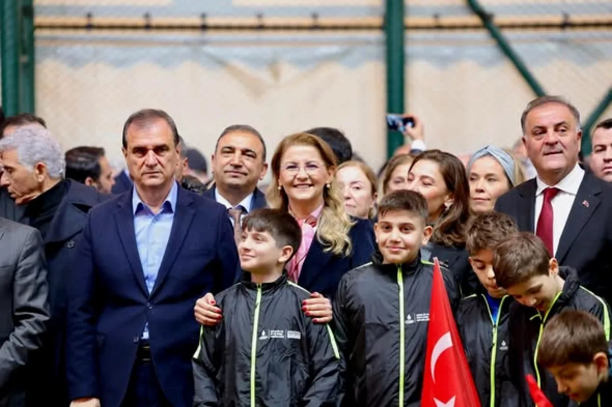 Bakırköy'de 35 Yıllık Sahneden Duygu Yüklü Kutlama Bakırköy'de 35 Yıllık Sahneden Duygu Yüklü Kutlama