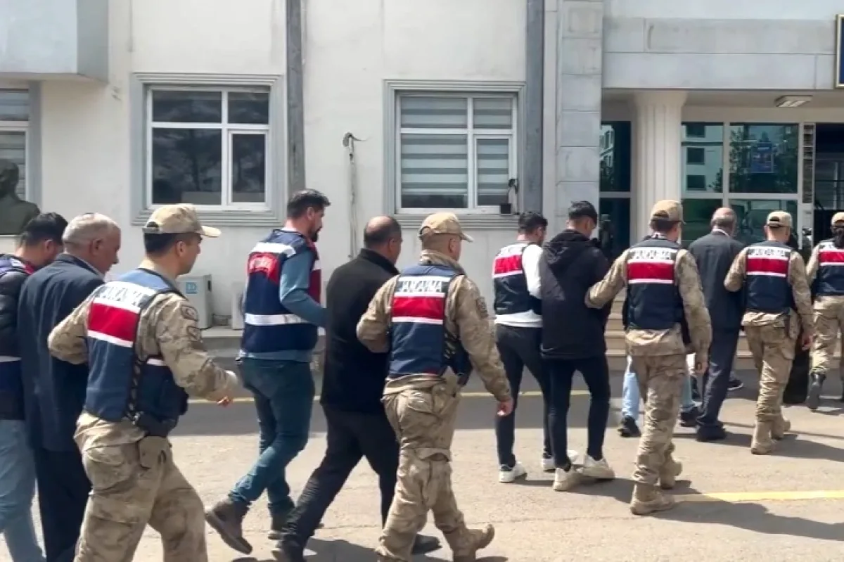 25 İlde Silah Kaçakçılarına Ağır Darbe: 396 Ruhsatsız Silah Ele Geçirildi 25 İlde Silah Kaçakçılarına Ağır Darbe: 396 Ruhsatsız Silah Ele Geçirildi