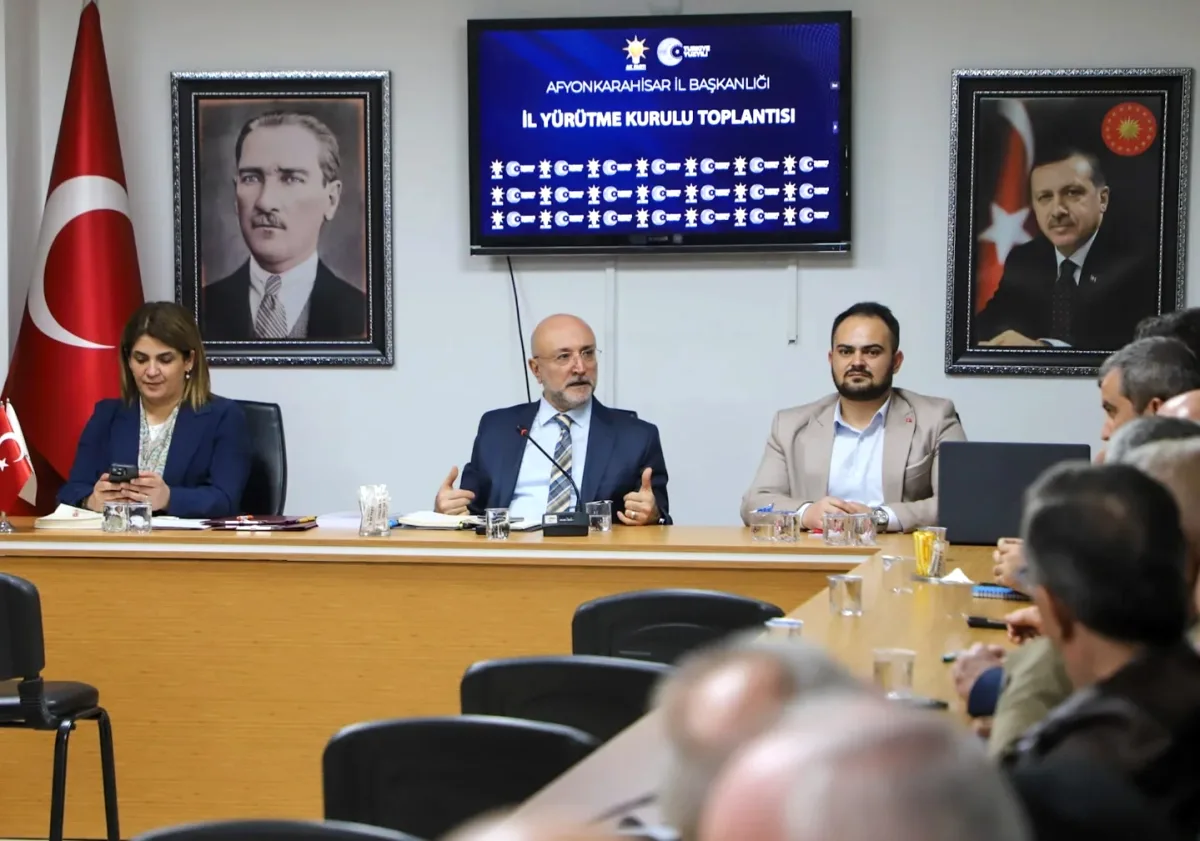 AK Parti Afyonkarahisar'da Ramazan Mesaisi: 3 Yöneticiye Teşekkür Plaketi AK Parti Afyonkarahisar'da Ramazan Mesaisi: 3 Yöneticiye Teşekkür Plaketi