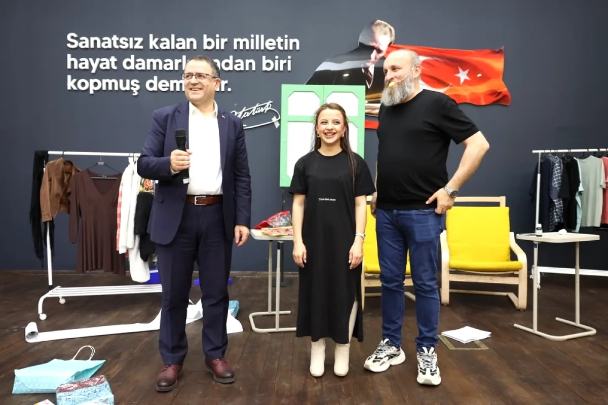 Derince'de Sanat Gecesi: Kahkahalar ve Teşekkürler Derince'de Sanat Gecesi: Kahkahalar ve Teşekkürler