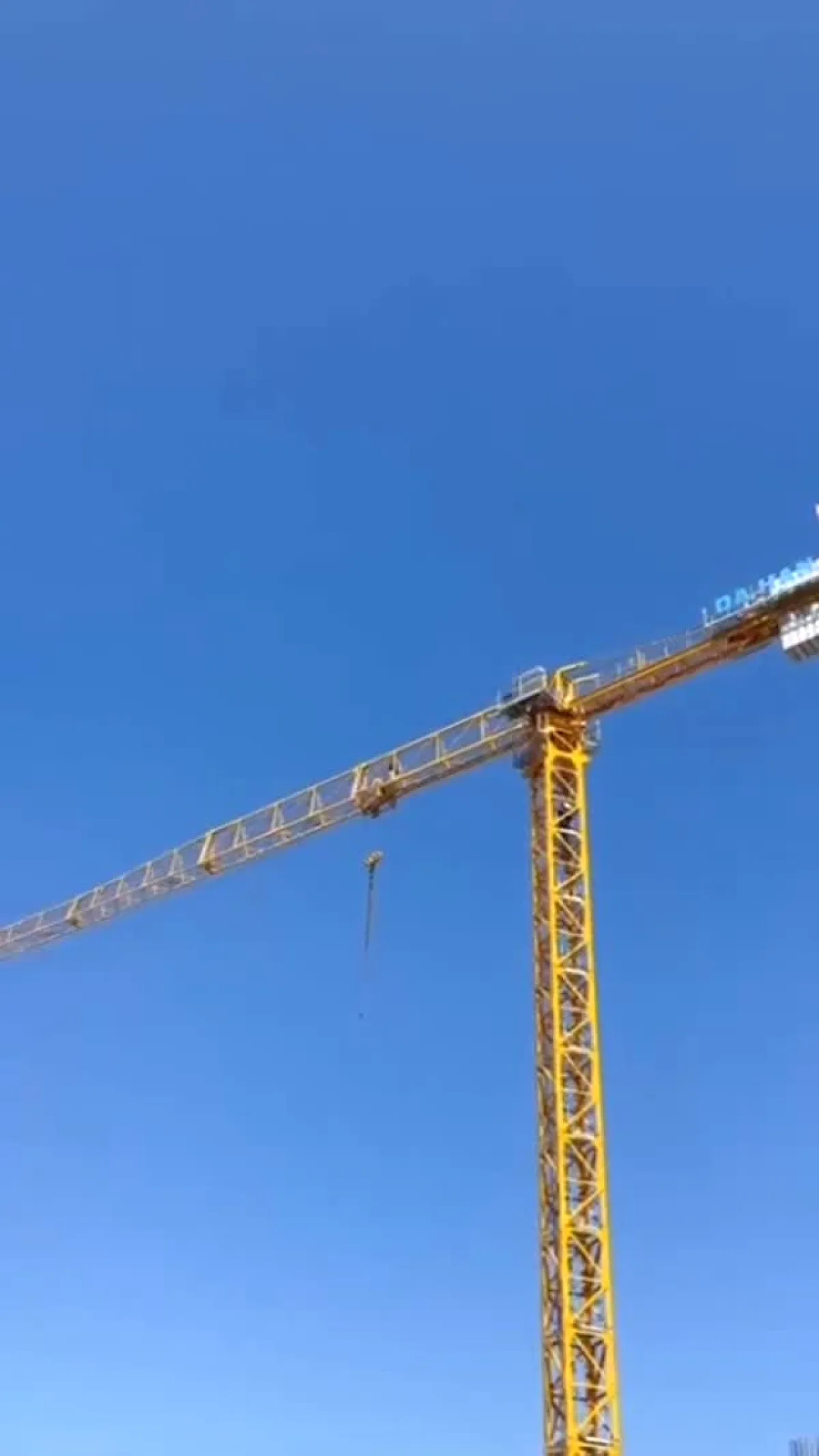 Yalova'da Kule Vinçte Eylem: İşçilerin Gerçek Nedeni Ortaya Çıktı Yalova'da Kule Vinçte Eylem: İşçilerin Gerçek Nedeni Ortaya Çıktı