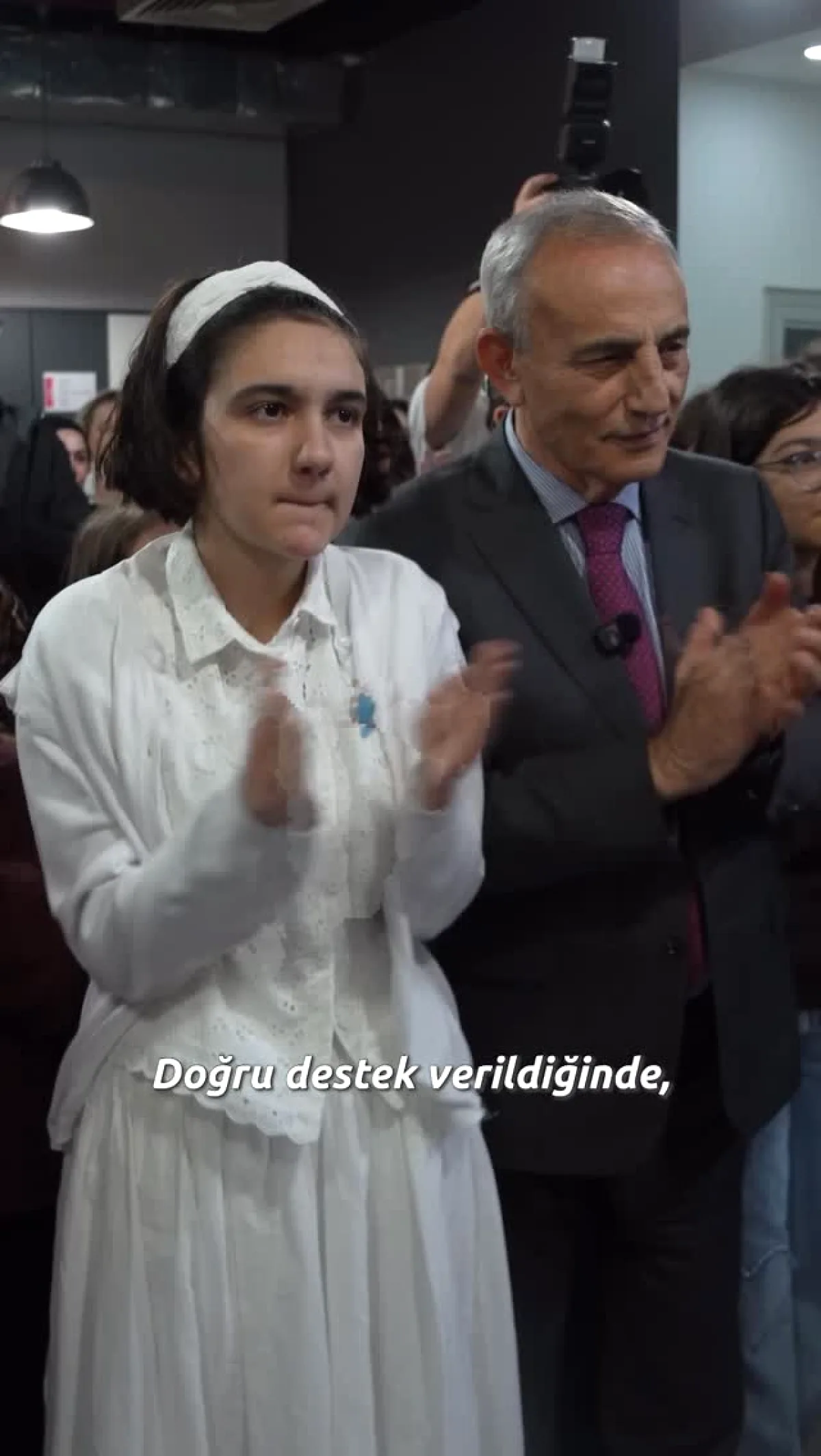 Küçükçekmece'de Otizm Sergisi: Ayşegül'ün Sanat Yolculuğu Küçükçekmece'de Otizm Sergisi: Ayşegül'ün Sanat Yolculuğu