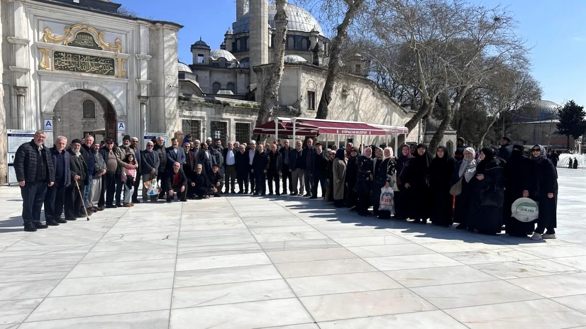 Eyüp Sultan'da 150 Kişilik Cemaat Buluşması Eyüp Sultan'da 150 Kişilik Cemaat Buluşması