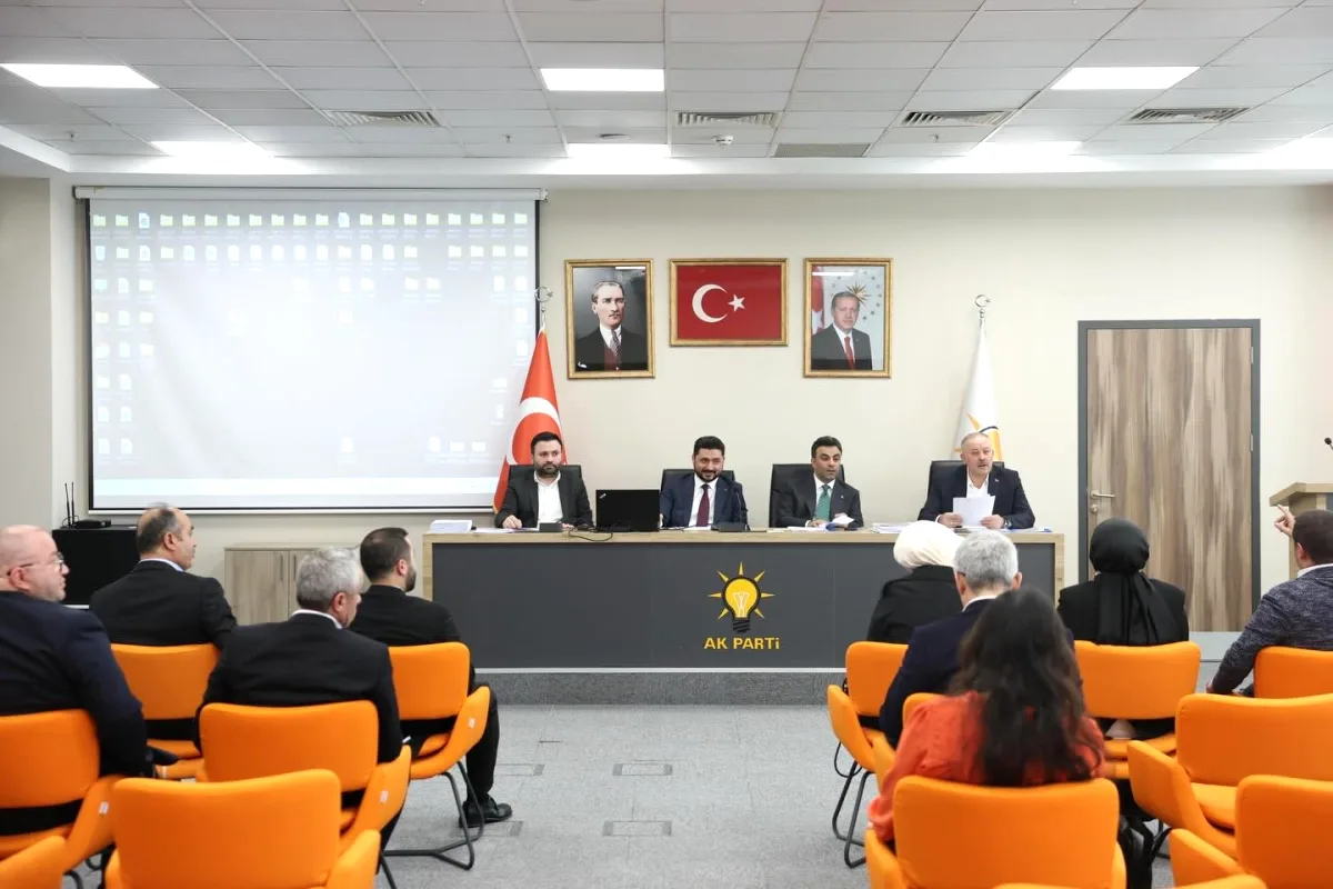 Bağcılar'da AK Parti'den Hedef İstişaresi: 'Durmak Yok Yola Devam' Bağcılar'da AK Parti'den Hedef İstişaresi: 'Durmak Yok Yola Devam'