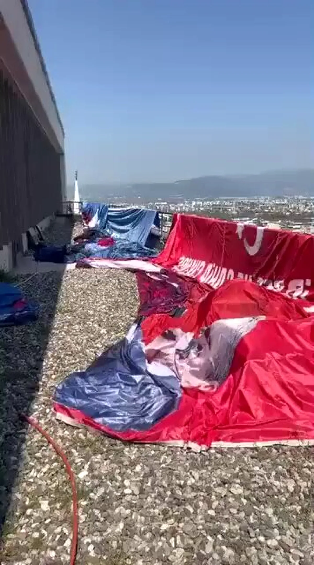 Bursa'da Kayyımın İlk İcraatı: CHP'li Liderlerin Pankartları İndirildi Bursa'da Kayyımın İlk İcraatı: CHP'li Liderlerin Pankartları İndirildi