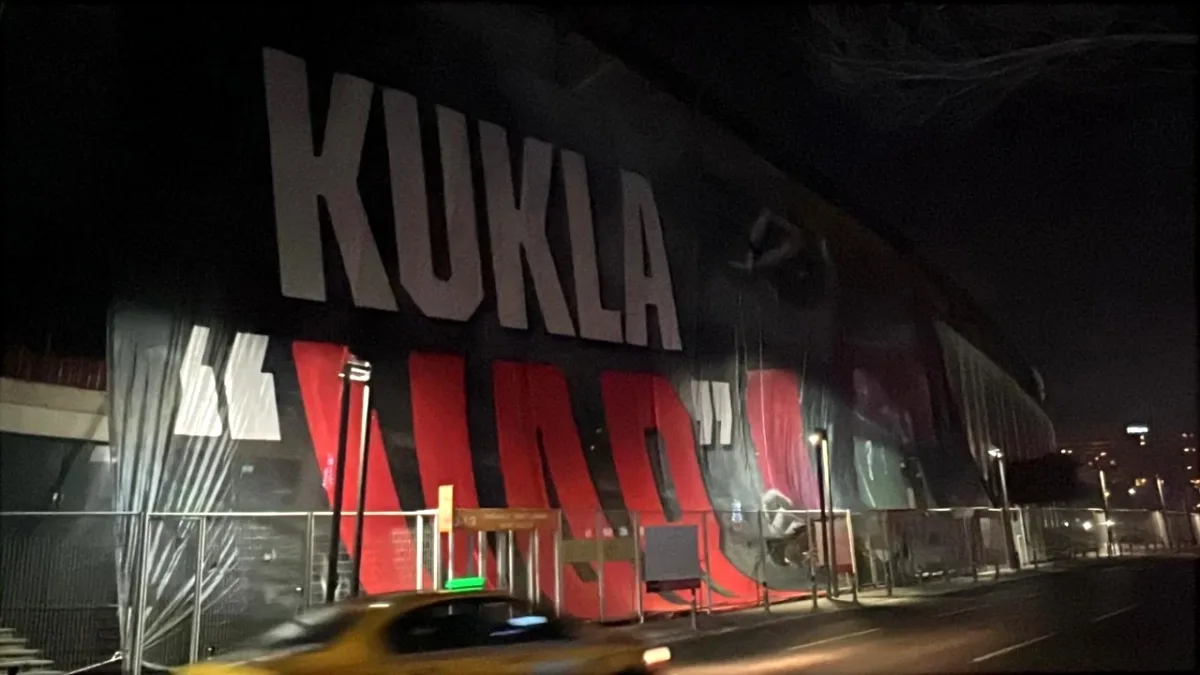 Beşiktaş'tan MHK'ye 'Kukla VAR' Tepkisi: Tüpraş'a Pankart Asıldı Beşiktaş'tan MHK'ye 'Kukla VAR' Tepkisi: Tüpraş'a Pankart Asıldı
