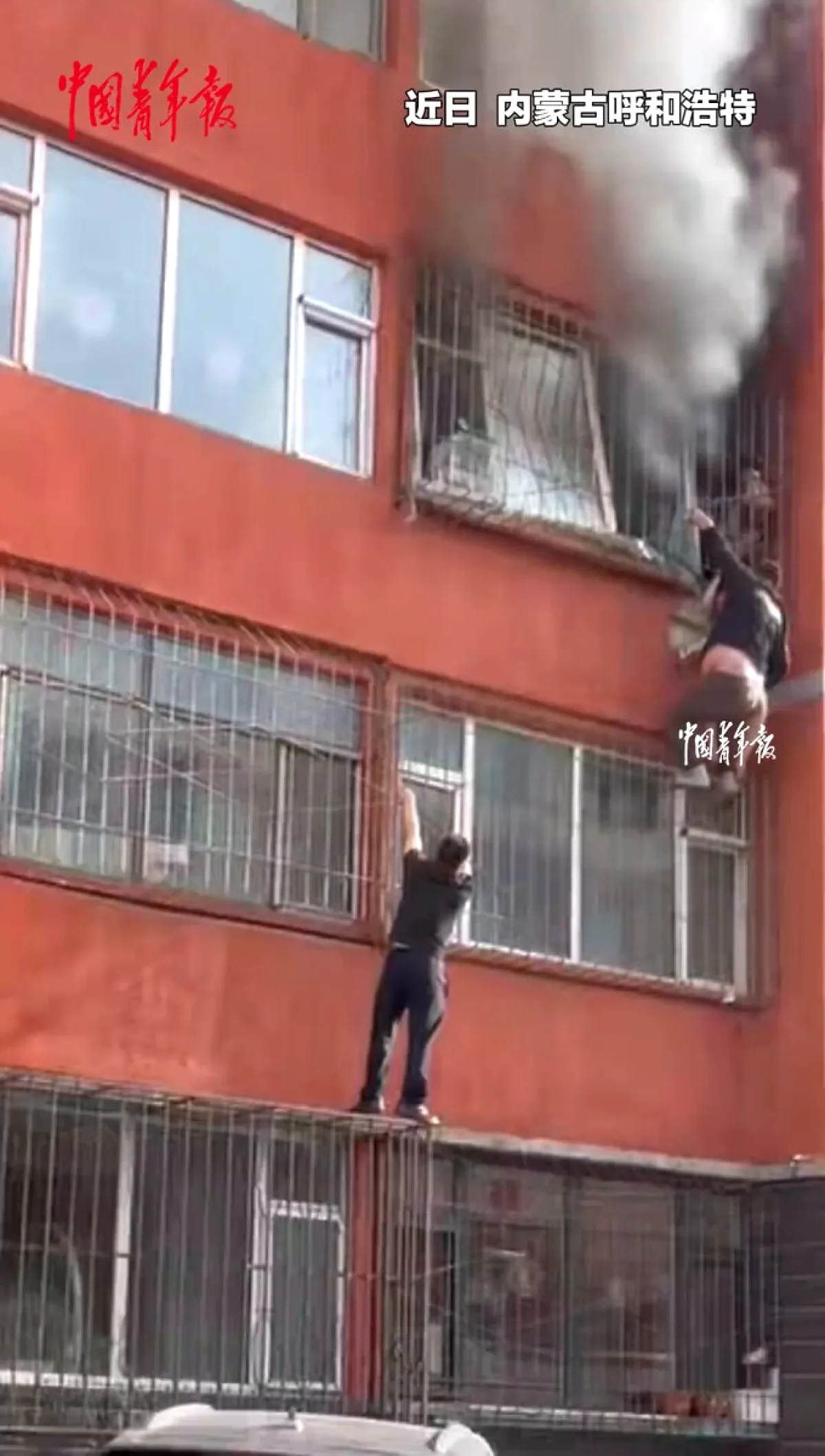 Çin'de Polis Memuru Yangında 4 Kişilik Aileyi Kurtardı Çin'de Polis Memuru Yangında 4 Kişilik Aileyi Kurtardı