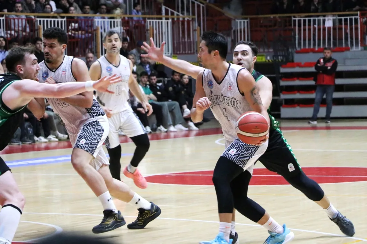 Çiftlikköy Belediyespor Play Off'ta Veda Etti: Tribünlerden Alkış Yağdı Çiftlikköy Belediyespor Play Off'ta Veda Etti: Tribünlerden Alkış Yağdı