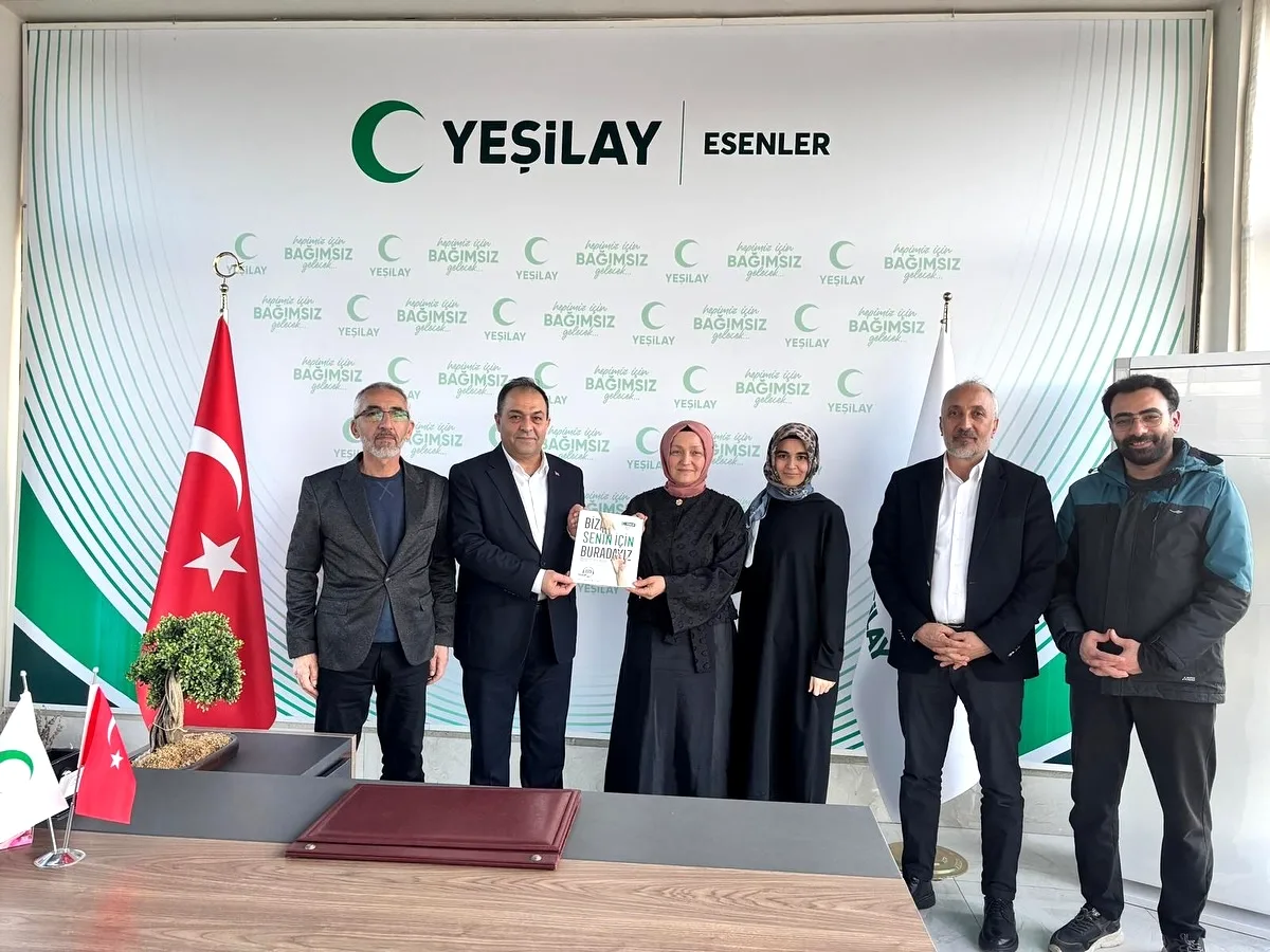 Avukatlardan Yeşilay Esenler'e Anlamlı Ziyaret Avukatlardan Yeşilay Esenler'e Anlamlı Ziyaret