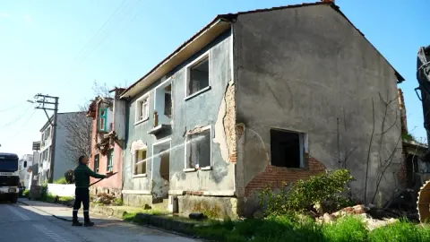 Mustafakemalpaşa'da Tehlike Arz Eden Metruk Bina Yıkıldı