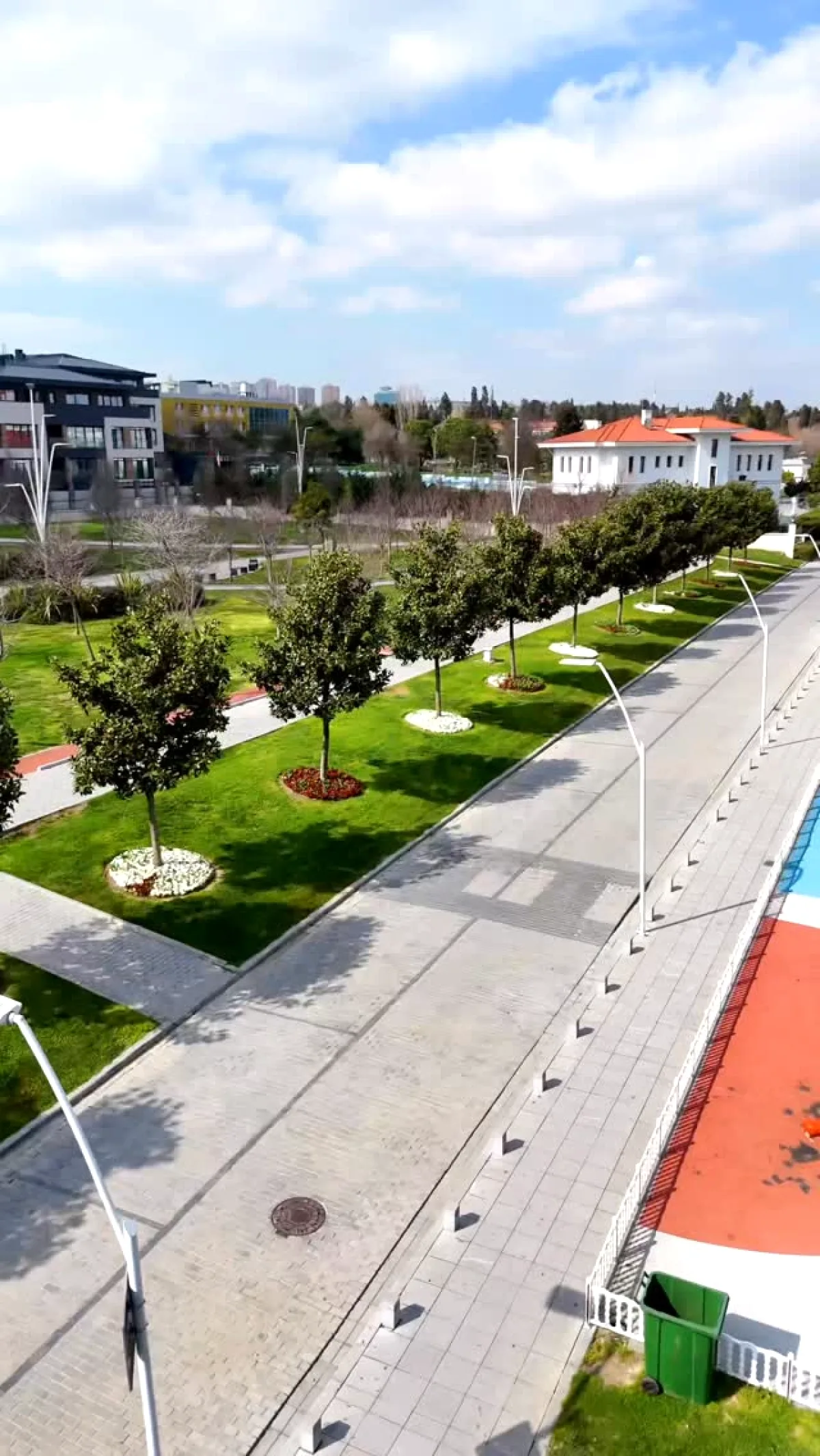 Belgradkapı Sosyal Tesisleri'nde Akşam Yürüyüşü Keyfi Belgradkapı Sosyal Tesisleri'nde Akşam Yürüyüşü Keyfi