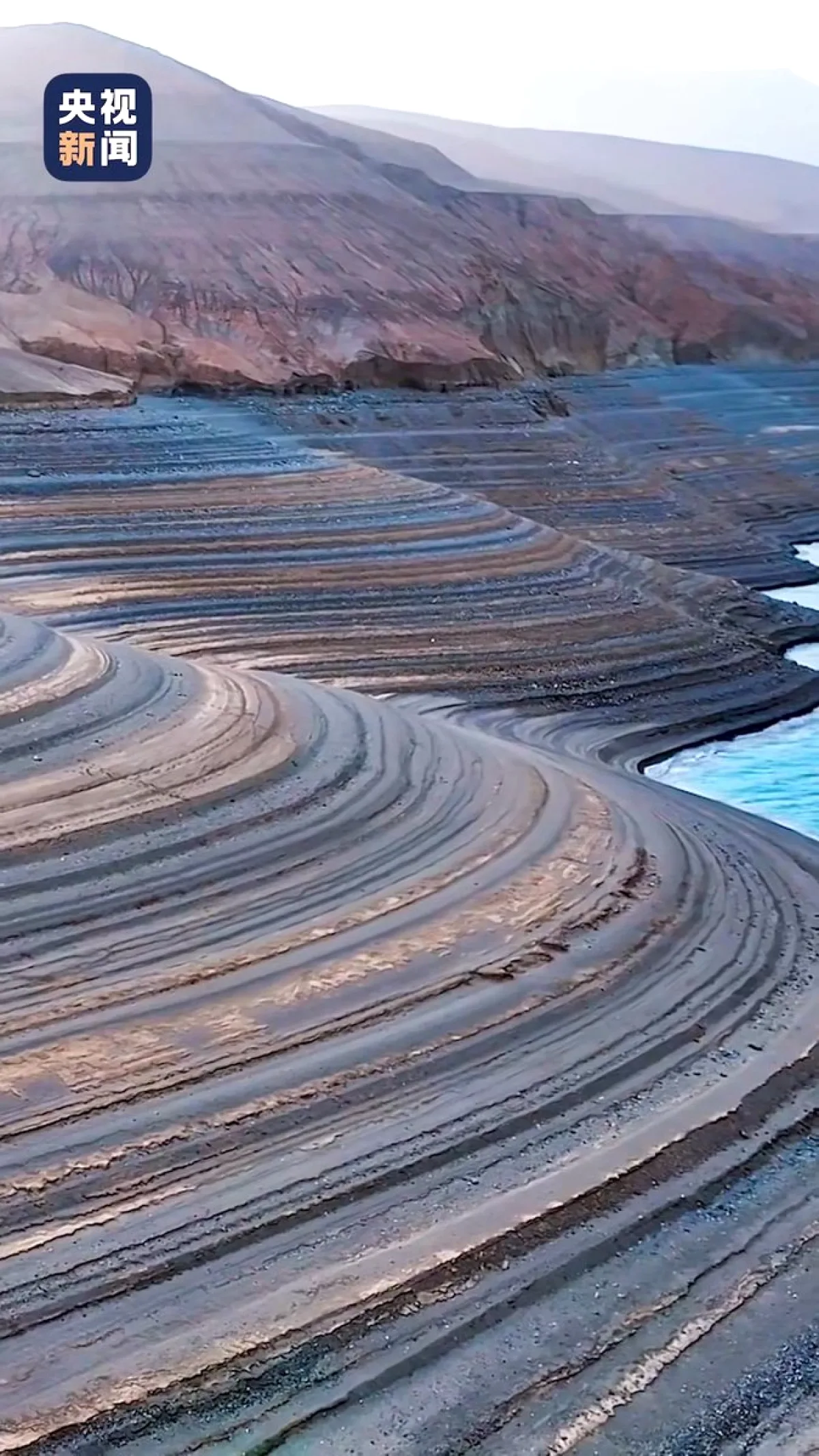 Bandir Blue Lake'de Satürn Benzeri Halka Desenleri Bandir Blue Lake'de Satürn Benzeri Halka Desenleri