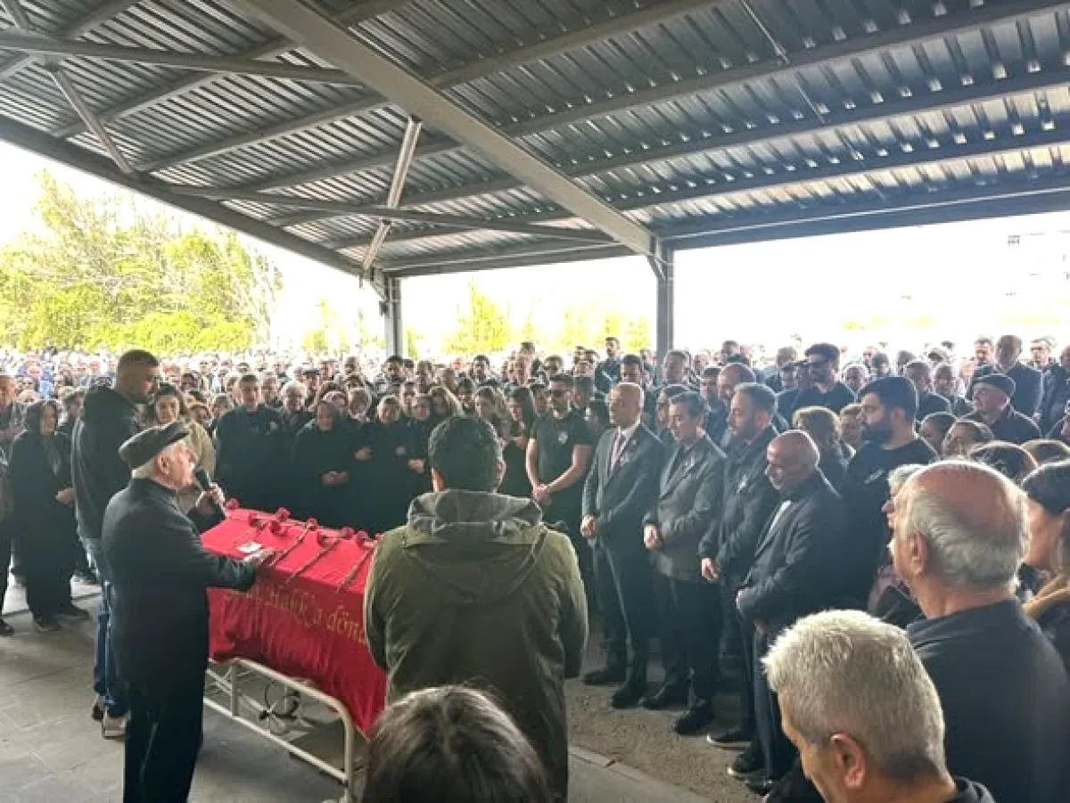 CHP Kayseri Milletvekili Aşkın Genç, Cem Karacan'ı Son Yolculuğuna Uğurladı CHP Kayseri Milletvekili Aşkın Genç, Cem Karacan'ı Son Yolculuğuna Uğurladı