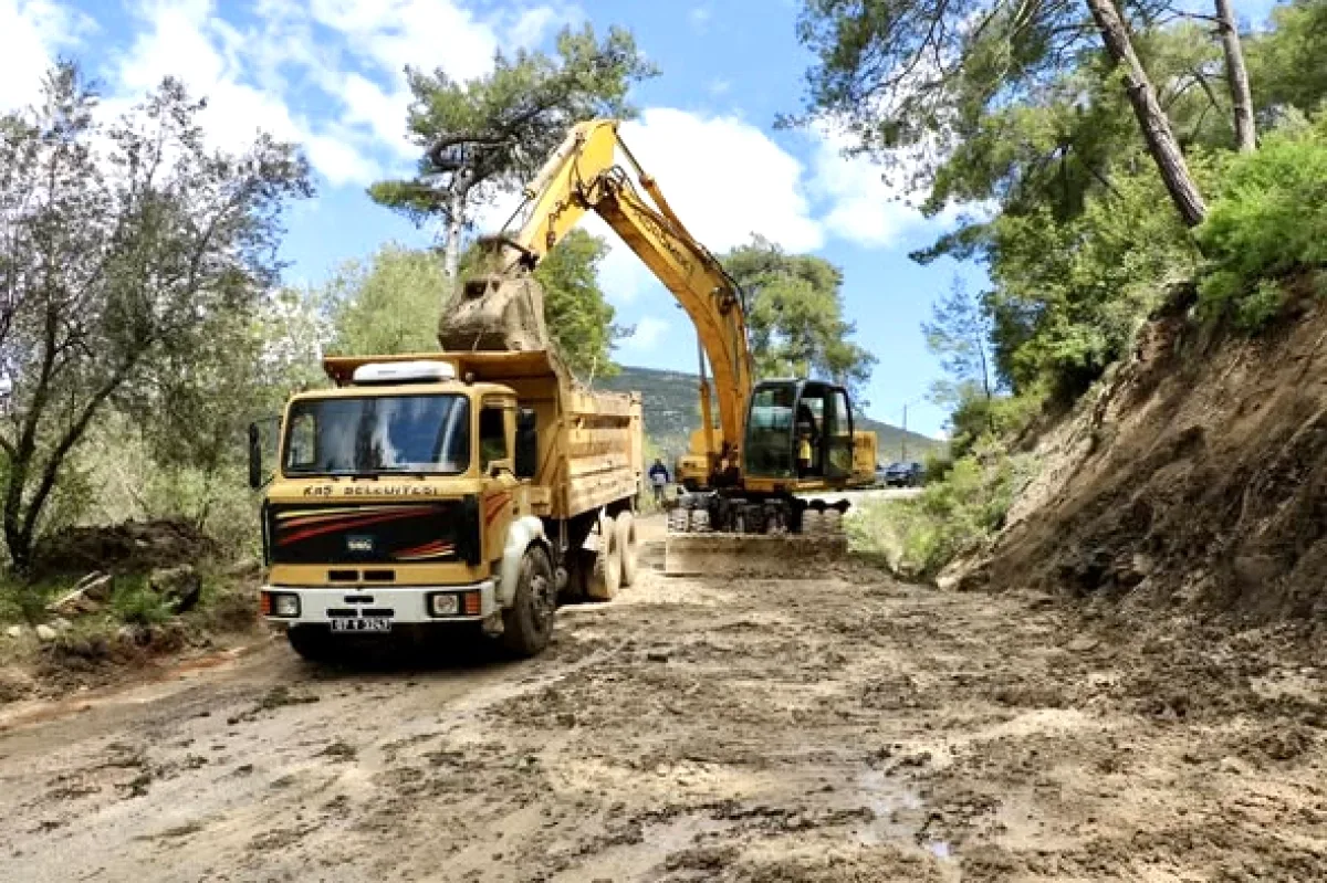 Kaş'ta Altyapı ve Yol Çalışmaları Tüm Hızıyla Devam Ediyor Kaş'ta Altyapı ve Yol Çalışmaları Tüm Hızıyla Devam Ediyor
