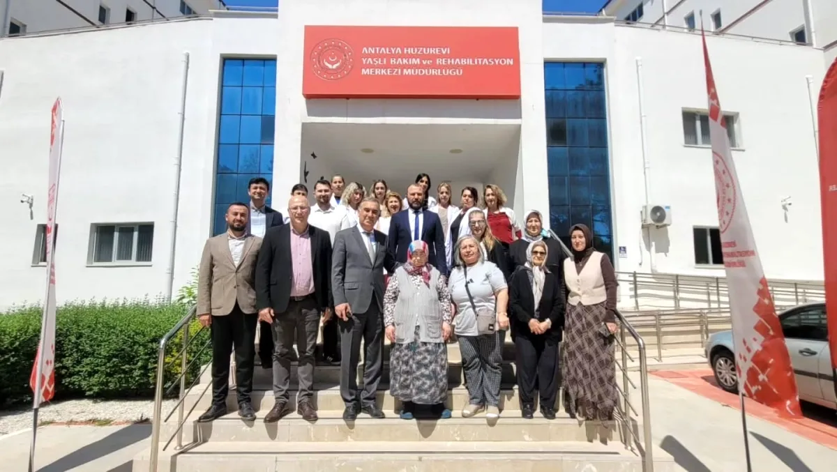 Kuşaklar Arası Dayanışma: Halk Eğitim Kursiyerleri Huzurevi Sakinleriyle Buluştu Kuşaklar Arası Dayanışma: Halk Eğitim Kursiyerleri Huzurevi Sakinleriyle Buluştu