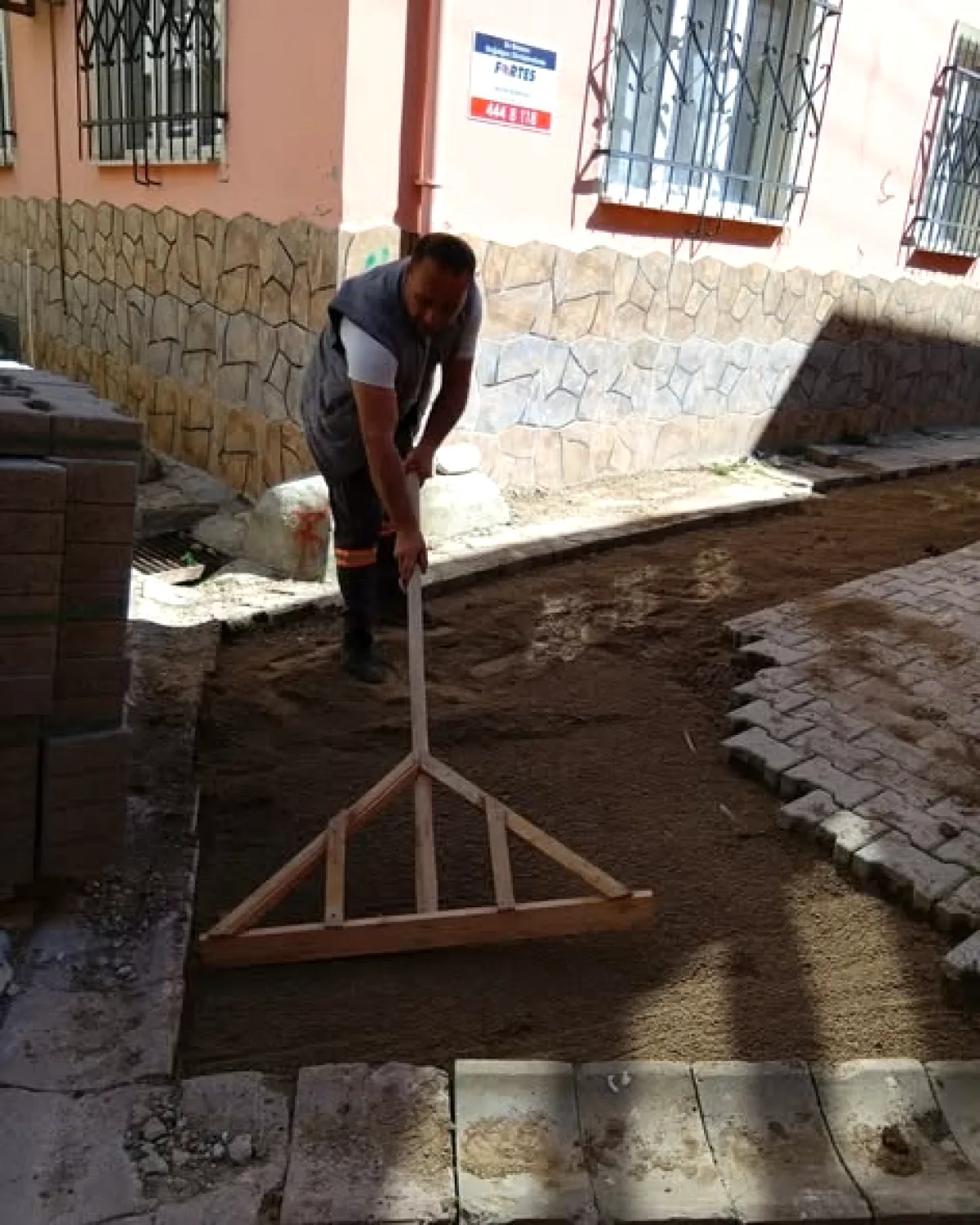 Edremit'te Altyapı Sonrası Bozulan Yollar Tamir Ediliyor Edremit'te Altyapı Sonrası Bozulan Yollar Tamir Ediliyor