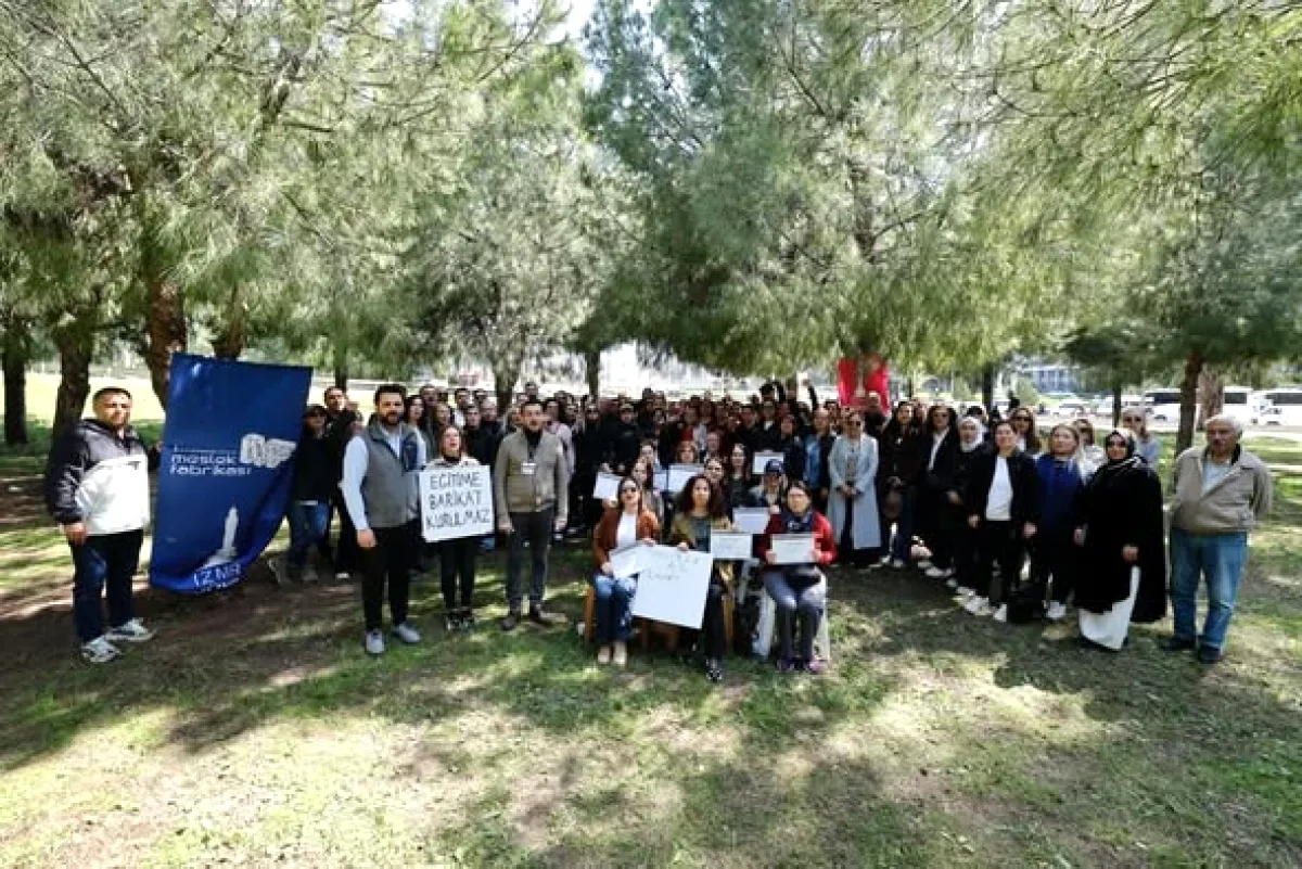 İzmir'de Meslek Fabrikası'na Giriş Engeli: Kursiyerler Açık Alanda Sertifika Aldı İzmir'de Meslek Fabrikası'na Giriş Engeli: Kursiyerler Açık Alanda Sertifika Aldı