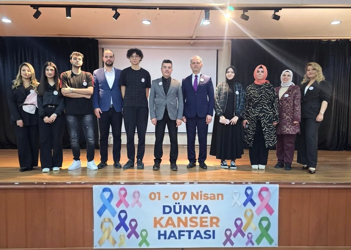 Bursa'da Kanser Haftası'nda Gençlerle Buluşma Bursa'da Kanser Haftası'nda Gençlerle Buluşma