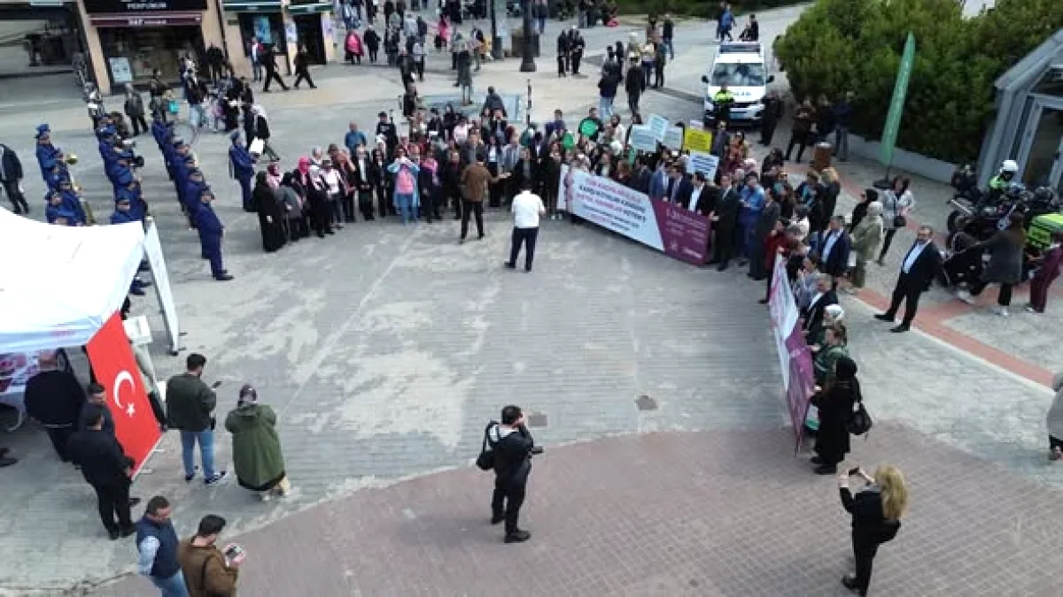 Bursa'da Kanser Yürüyüşüyle Farkındalık Artırıldı Bursa'da Kanser Yürüyüşüyle Farkındalık Artırıldı