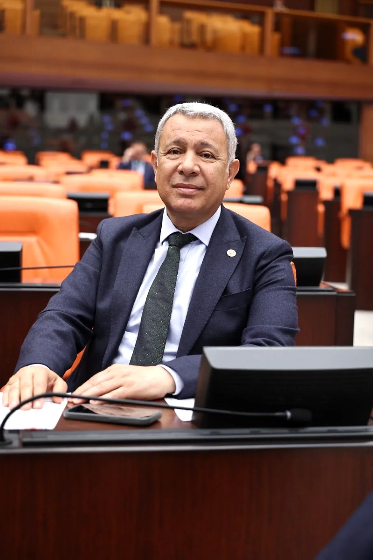 Orhan Sümer'den Konut Krizine Dikkat Çeken Mesaj: "Bu Karanlık Dağılacak" Orhan Sümer'den Konut Krizine Dikkat Çeken Mesaj: "Bu Karanlık Dağılacak"