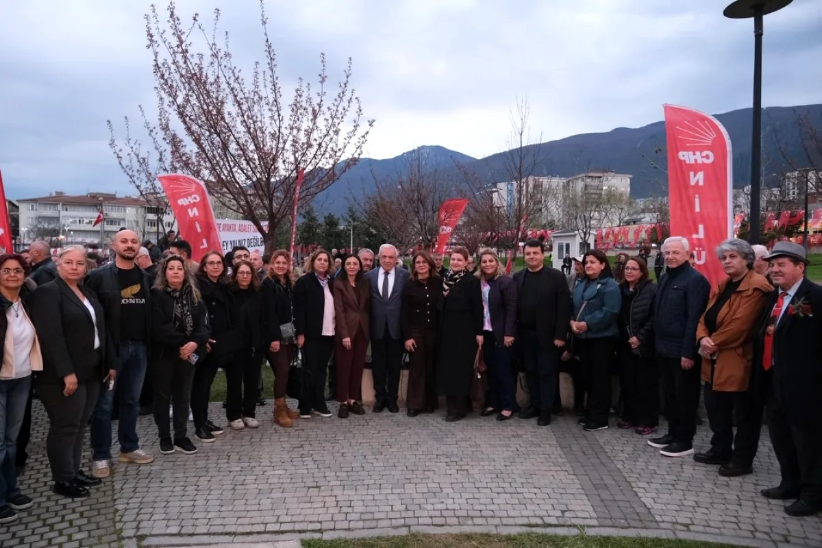 Bursa'da Adalet Nöbeti: Şadi Özdemir ve İsmet Güneşhan'dan Destek Bursa'da Adalet Nöbeti: Şadi Özdemir ve İsmet Güneşhan'dan Destek