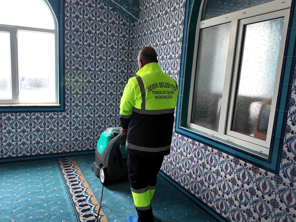 Serik'te Cami Temizliği Perde Arkası: İbadet Alanları Nasıl Hazırlanıyor? Serik'te Cami Temizliği Perde Arkası: İbadet Alanları Nasıl Hazırlanıyor?