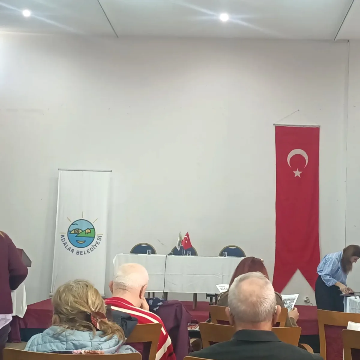 Adalar Belediyesi'ne Bayrak Protokolü Eleştirisi: "Liyakatsiz" İddiası Adalar Belediyesi'ne Bayrak Protokolü Eleştirisi: "Liyakatsiz" İddiası